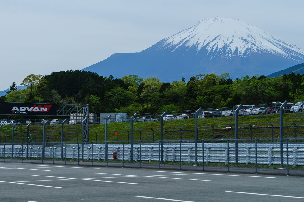 サーキットから臨む富士
