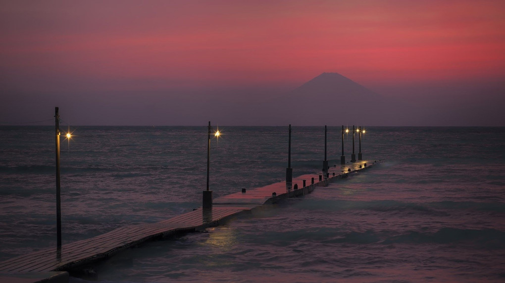 残照の桟橋と富士山