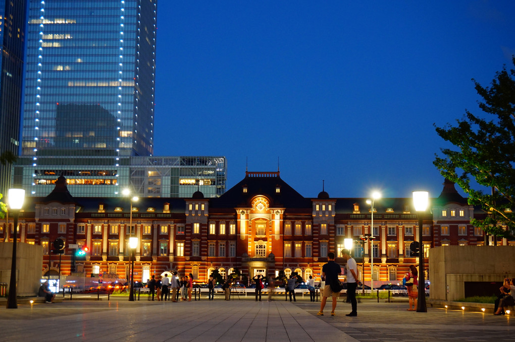 東京駅丸の内口の夕暮れ