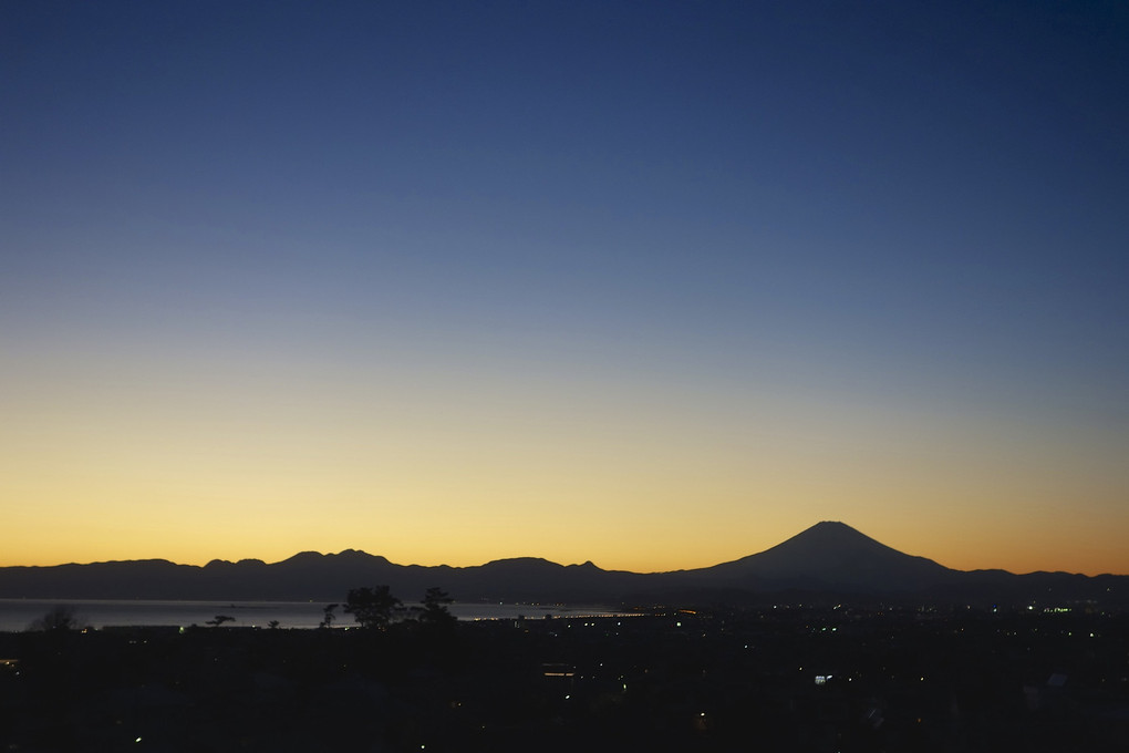 マジックアワーの富士山と湘南海岸