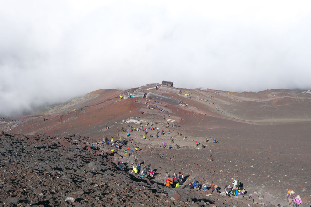 富士山頂を目指す