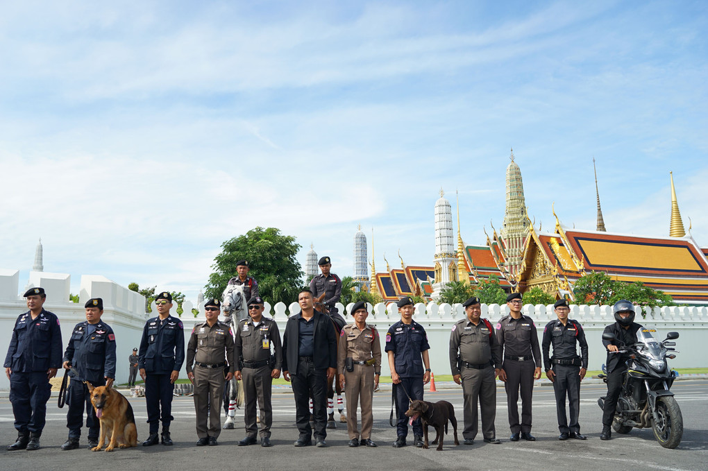 タイ警察（２枚目拡大して見てね）