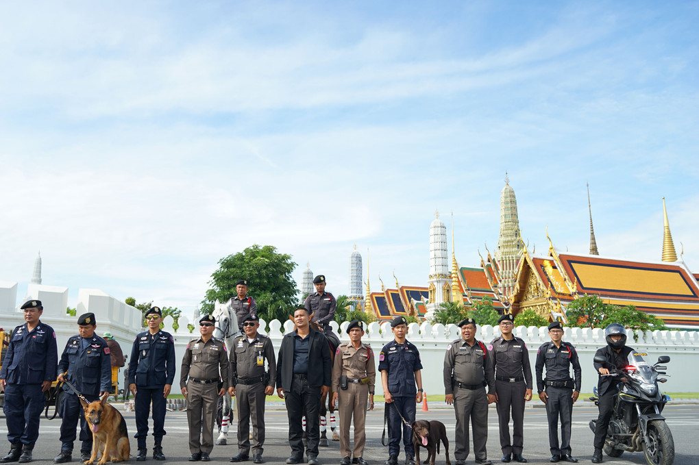タイ警察（２枚目拡大して見てね）