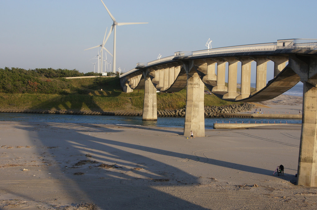橋と風力発電