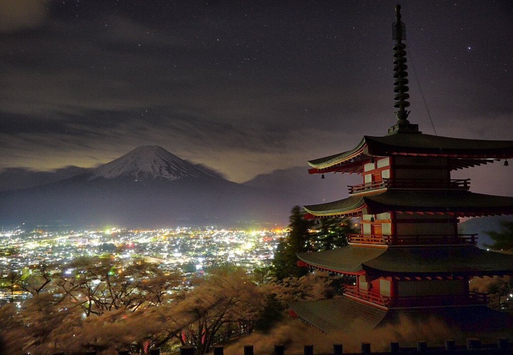 荒れ狂う夜の中、富士現る