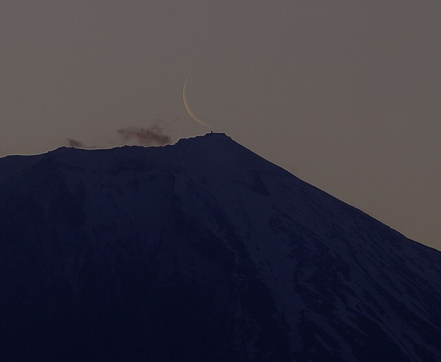剣ヶ峰に昇る暁月