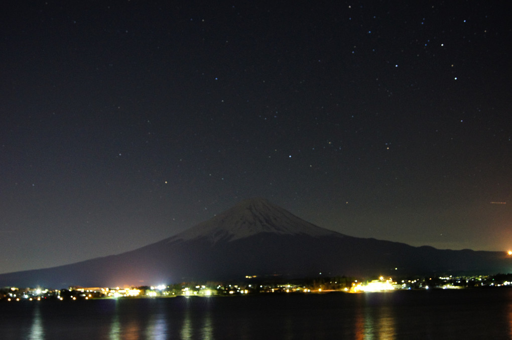 河口湖から富士を望む夜景