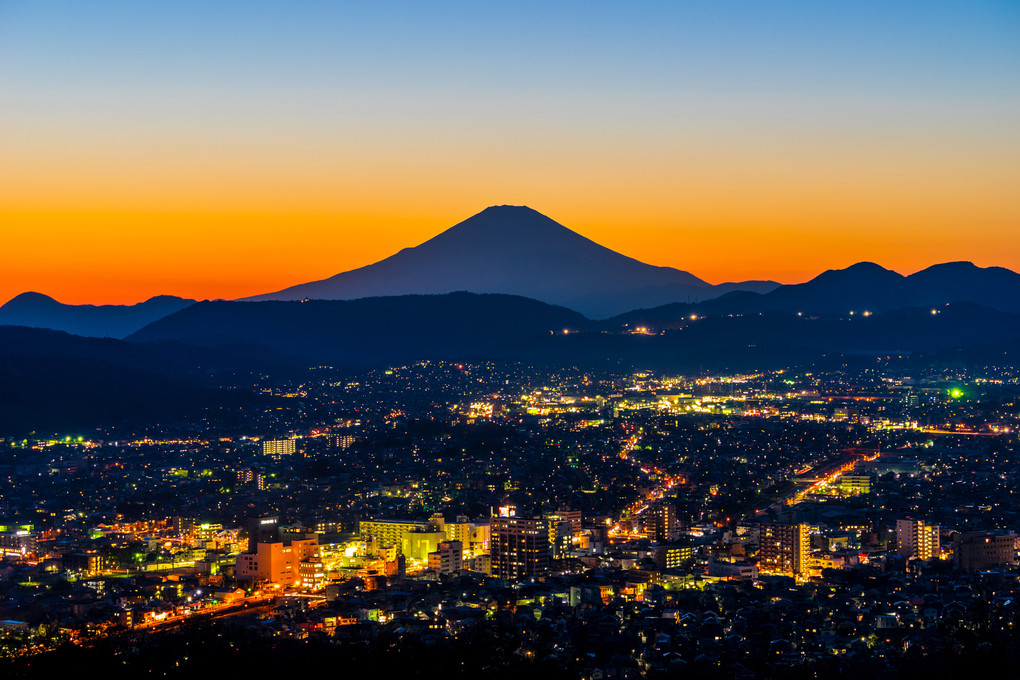 煌く街と夕暮れの富士