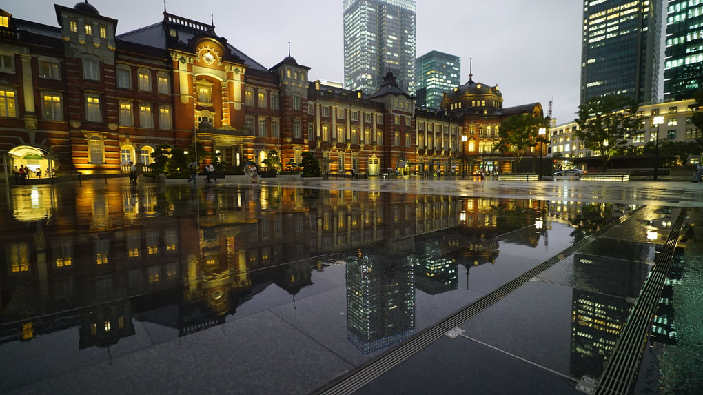 東京駅：英国伝統建築/浮かぶベネチアの香り_水をKitteシンメトリー空間