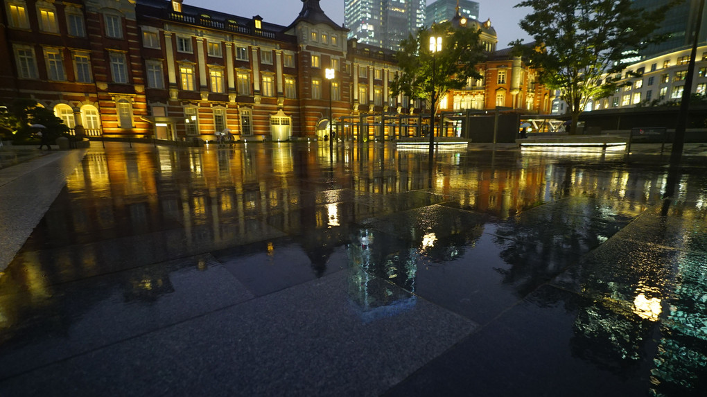 東京駅：英国伝統建築/浮かぶベネチアの香り_水をKitteシンメトリー空間