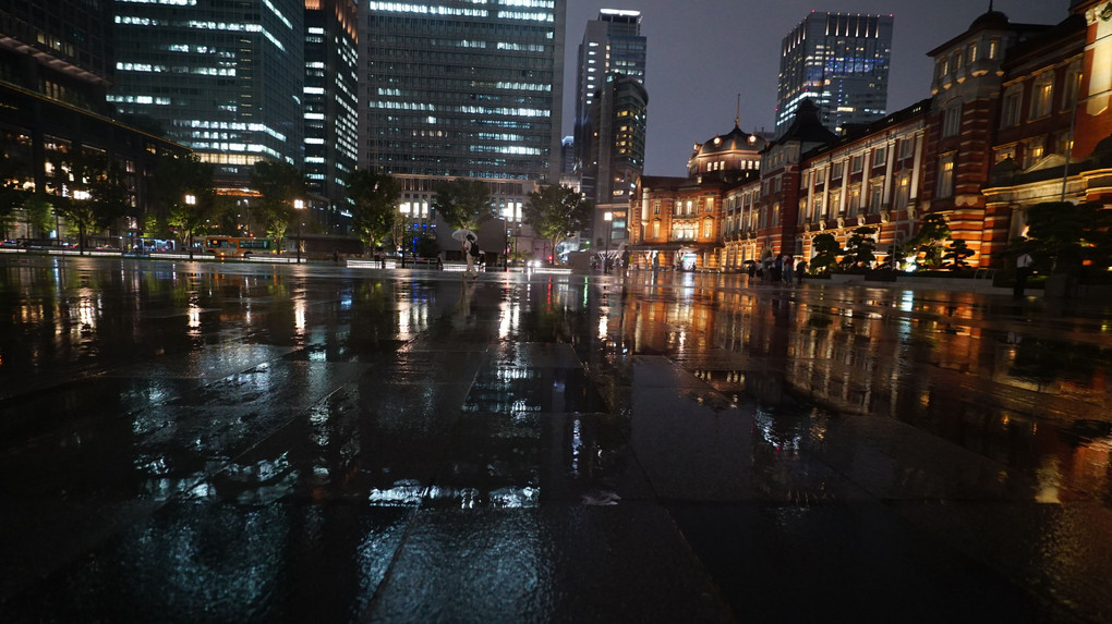 東京駅：英国伝統建築/浮かぶベネチアの香り_水をKitteシンメトリー空間
