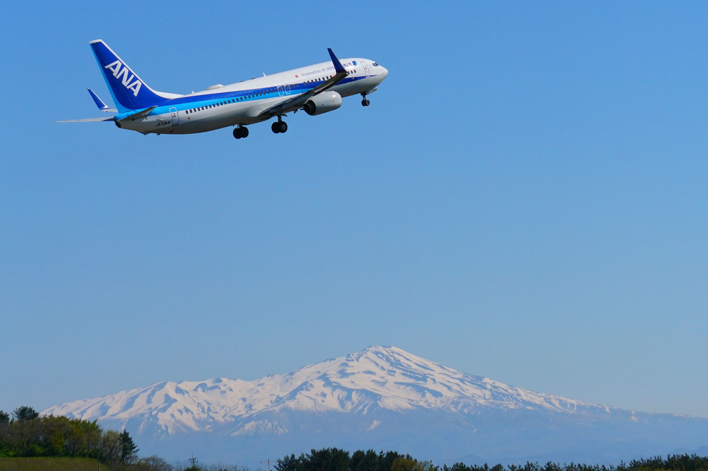 鳥海山と飛行機