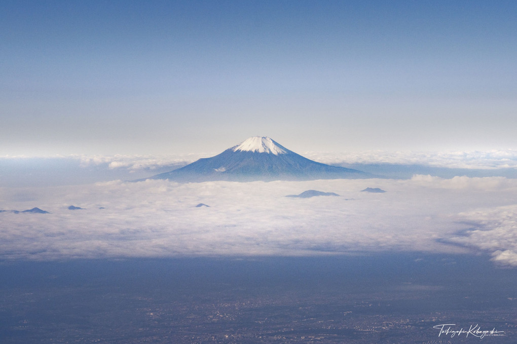 雲間に浮かぶ富士