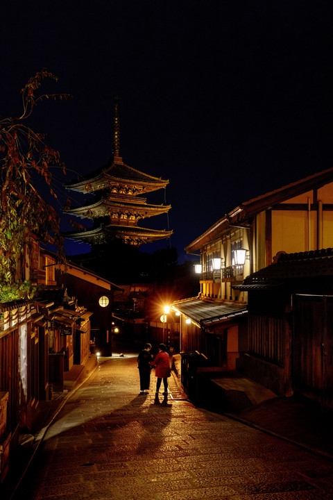 京都 夕暮れの八坂の塔界隈