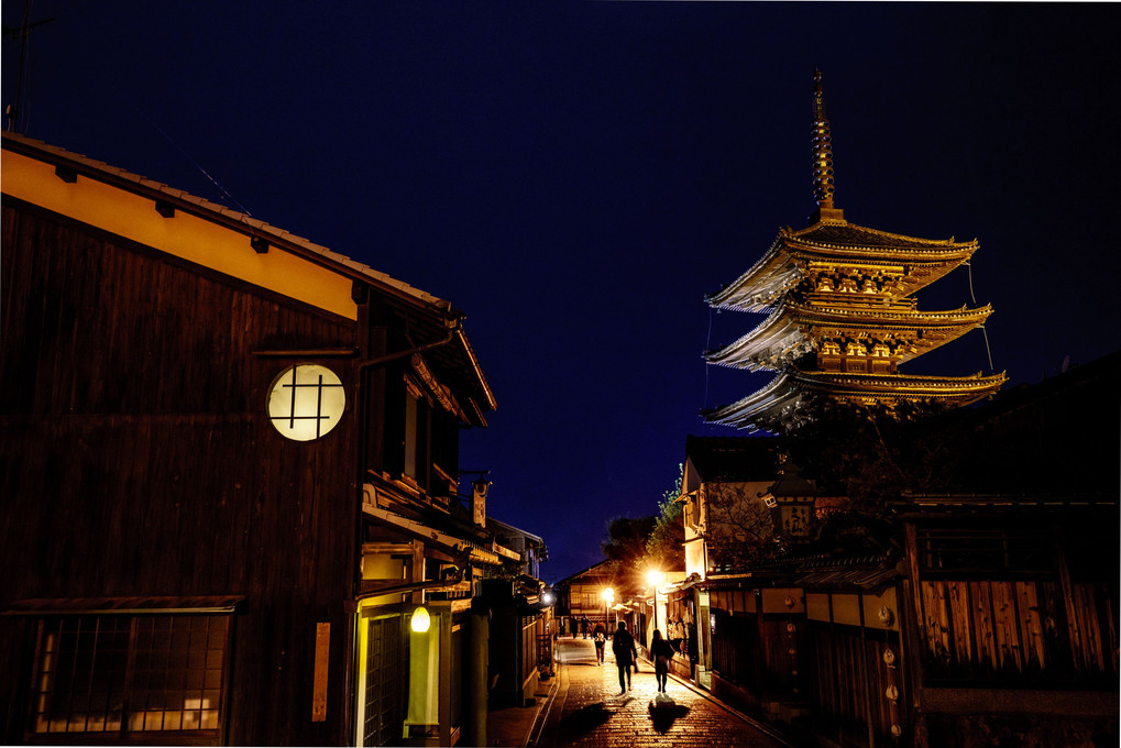 京都 夕暮れの八坂の塔界隈