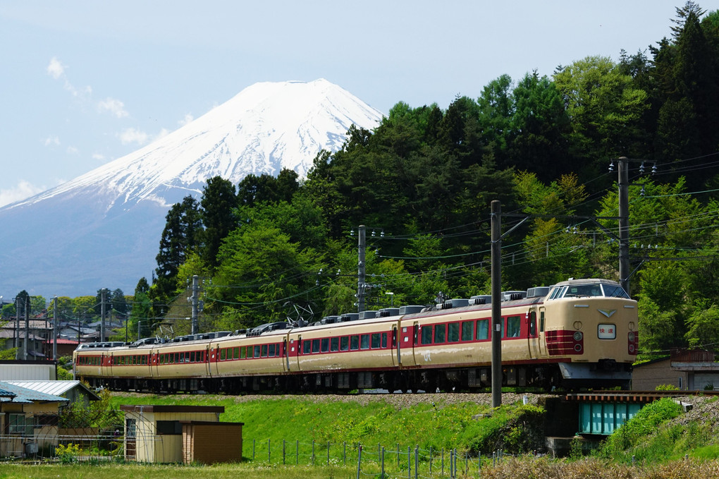 残雪の富士山と特急型電車3連発