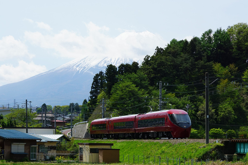 残雪の富士山と特急型電車3連発
