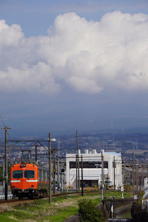 白い雲と岳南電車