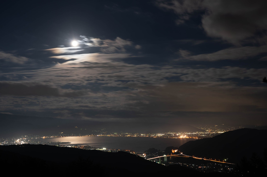 月光に照らされた諏訪湖