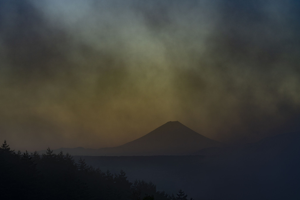 熱帯夜明けの富士山