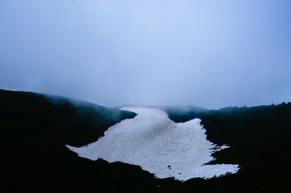 残雪の山を行く