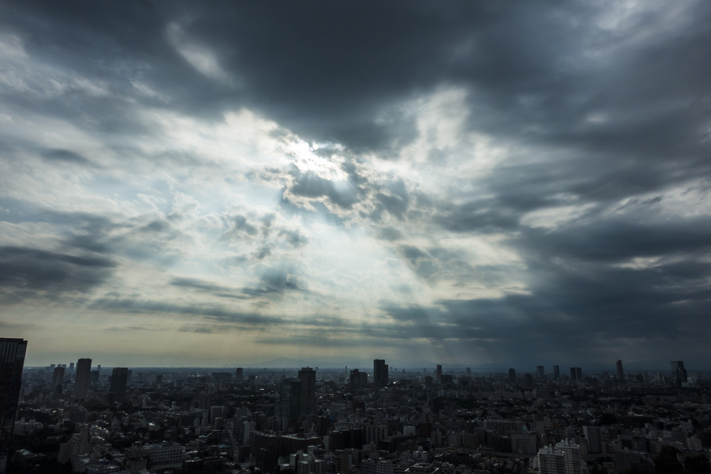 Crepuscular rays in Tokyo