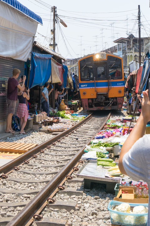 タイの鉄道市場（メークロン線路市場）