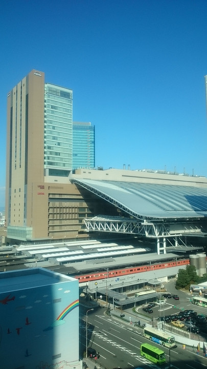 大阪駅の賑わい スマホフォトです