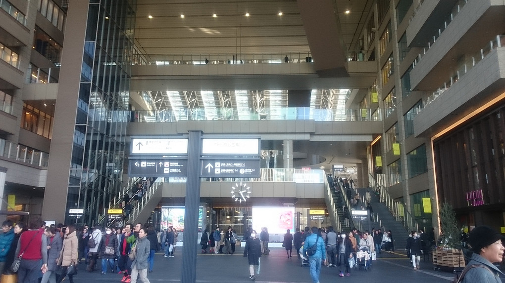 大阪駅の賑わい スマホフォトです