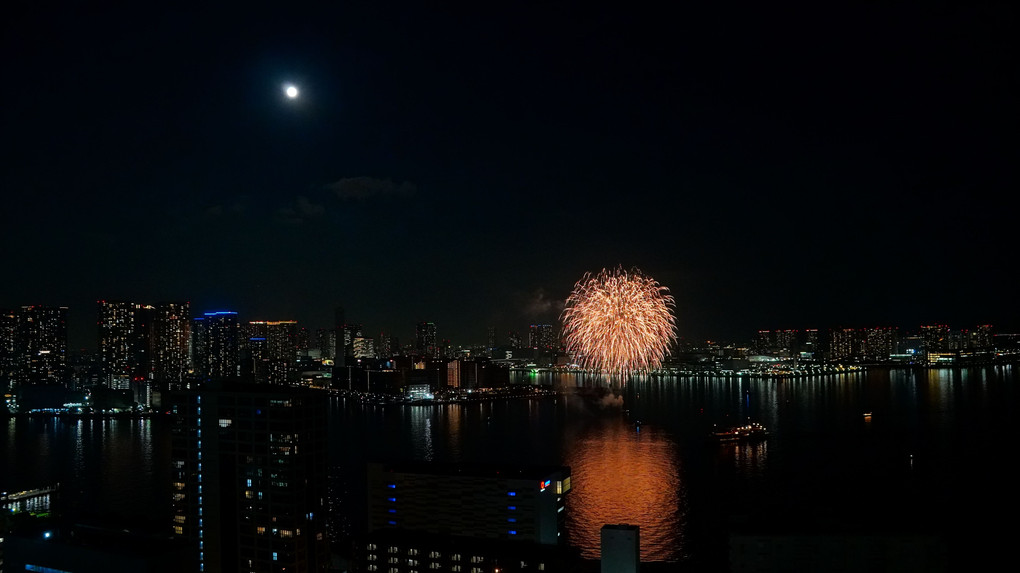 満月と季節外れの花火