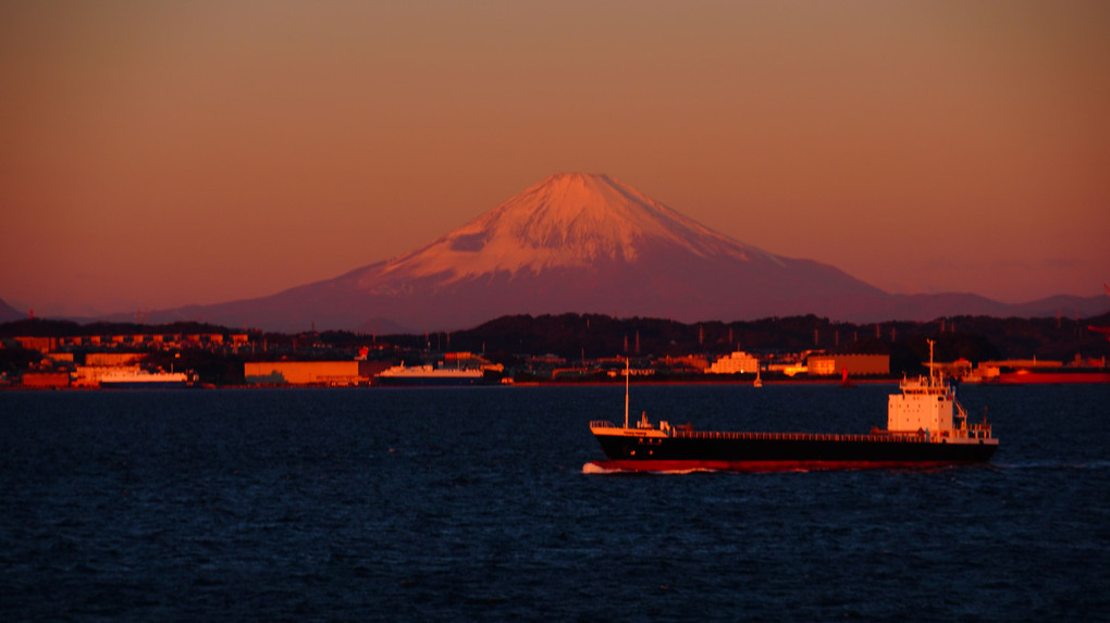 日の出に照らされ赤富士