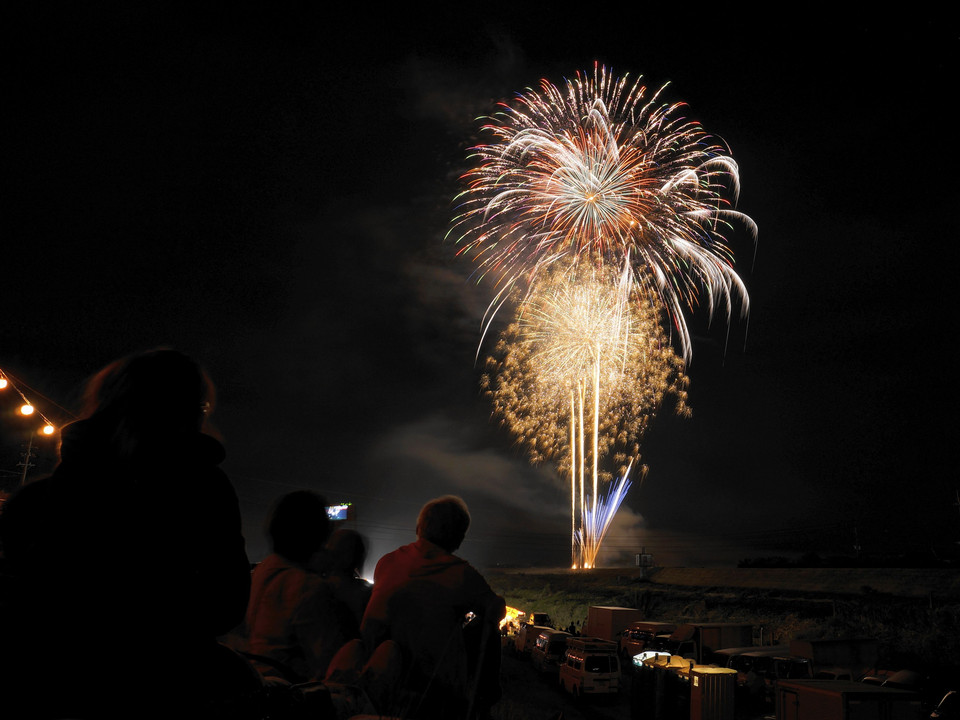 秋の夜空に舞う花火たち。