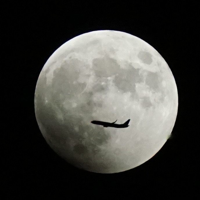 月食と飛行機