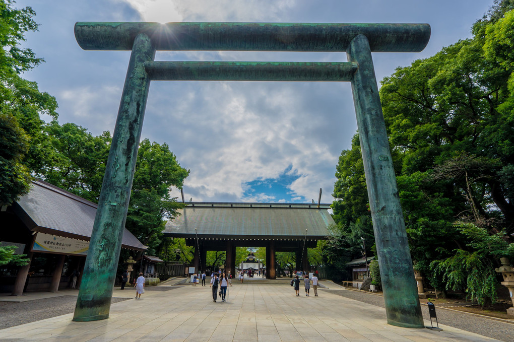 大きな鳥居の下で