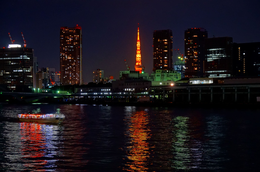 東京タワーと屋形船