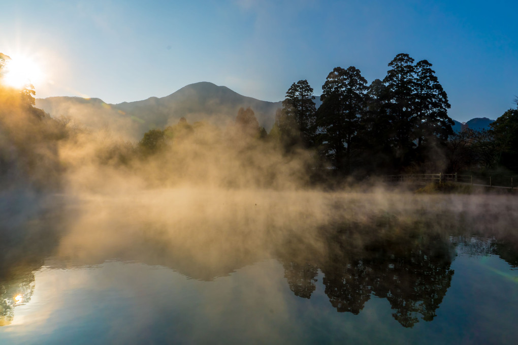 朝霧立ち上る金鱗湖