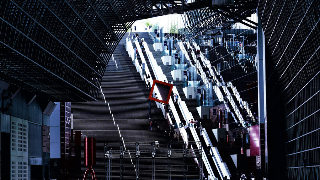口笛を吹きながら京都駅で撮影