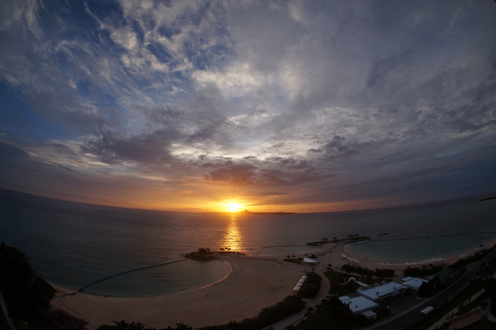 沖縄エメラルドビーチに沈む夕日です。