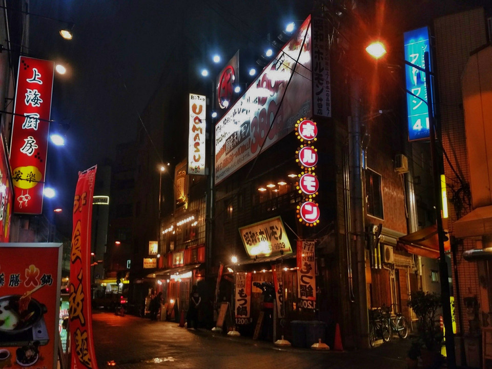 東京 神田の夜は雨に濡れて…