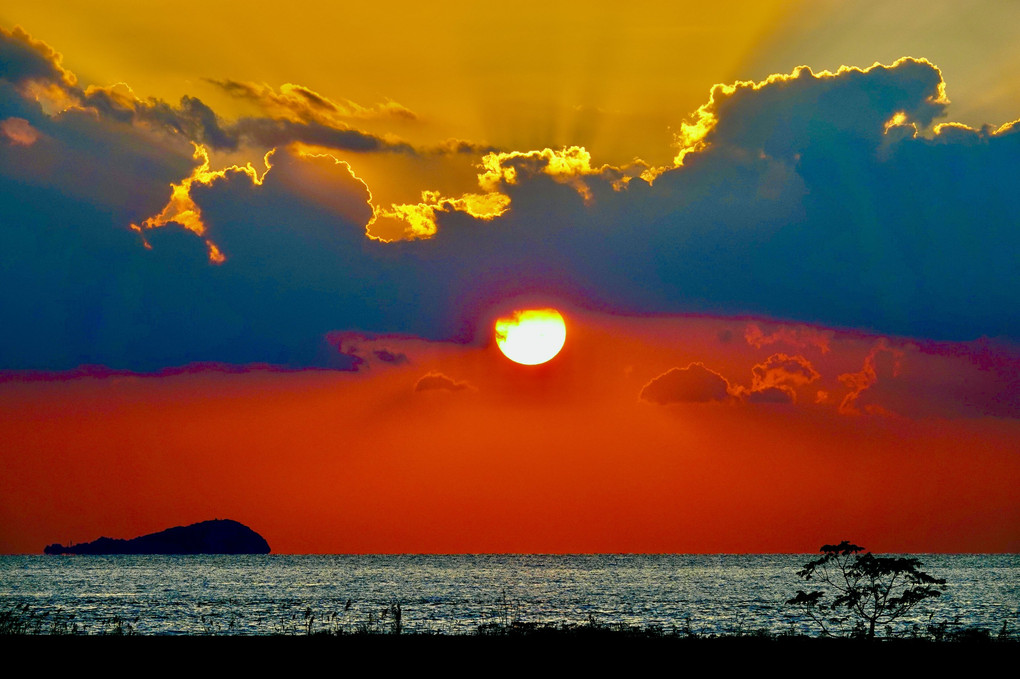 雲間の夕陽