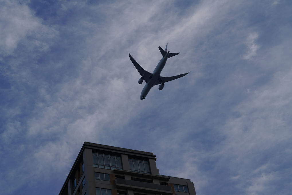 天王洲上空を通過する羽田着陸機
