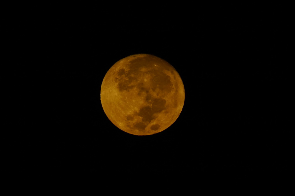 ハロウィンの朝はオレンジ色の月
