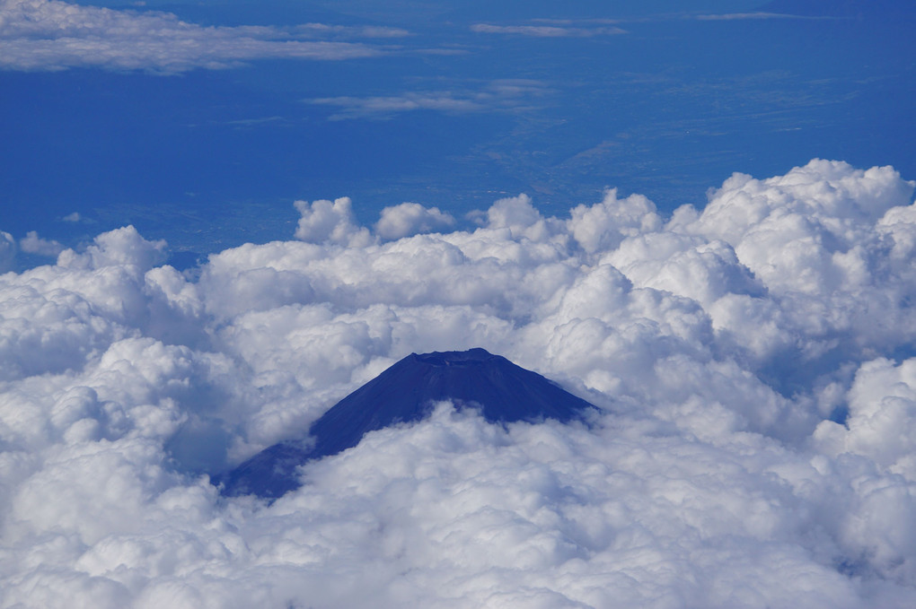 雲海の中の富士山