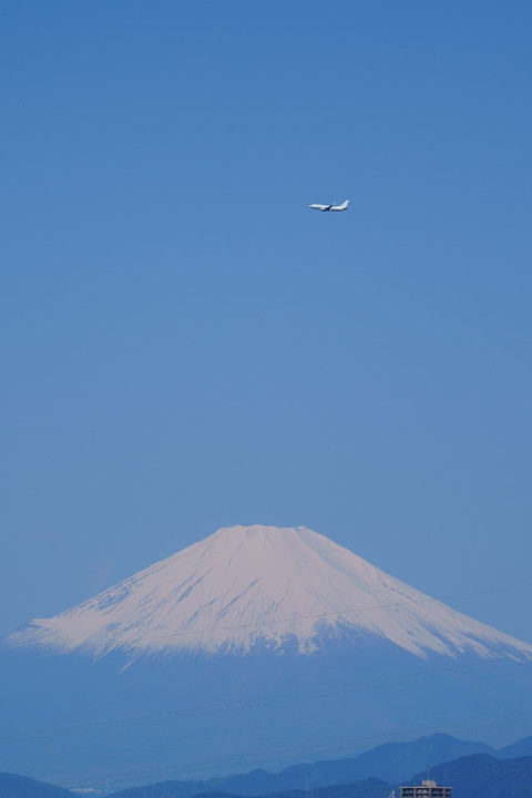 富士山上空を通過する旅客機