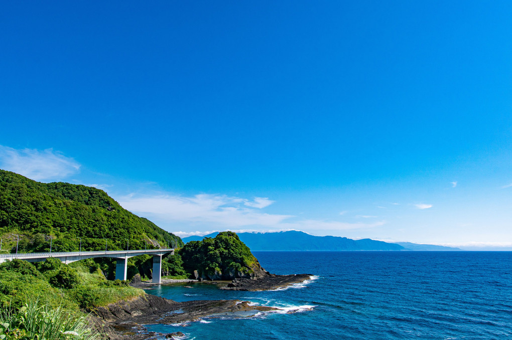 弁財澗大橋と海