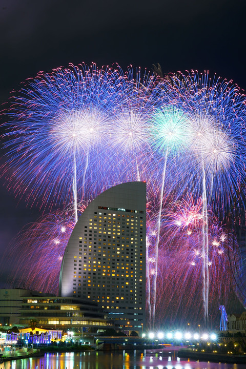 横浜港の夜空を彩る (第31回 神奈川新聞花火大会)