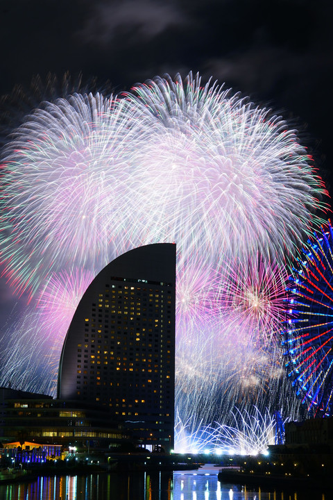 横浜港の夜空を彩る (第31回 神奈川新聞花火大会)