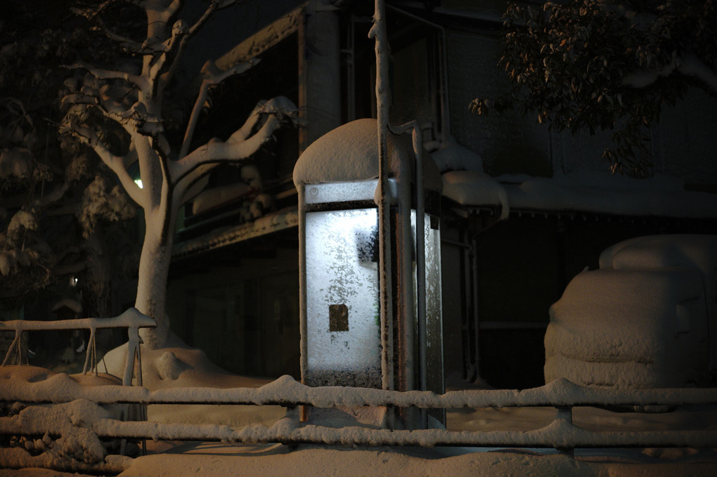 雪の電話ボックス