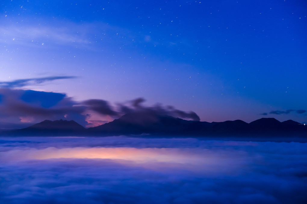 夜明け前の阿蘇五岳と雲海