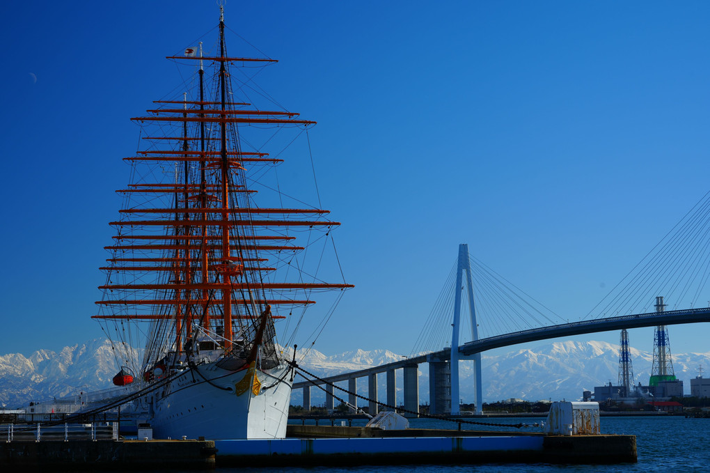 海王丸と月と橋